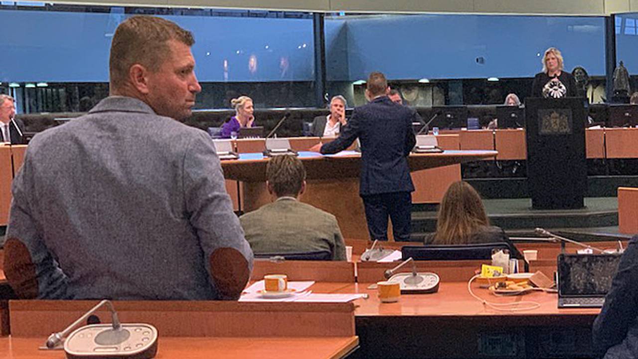 Hermen Vreugdenhil (voorgrond) luistert naar Ankie de Hoon achter het spreekgestoelte