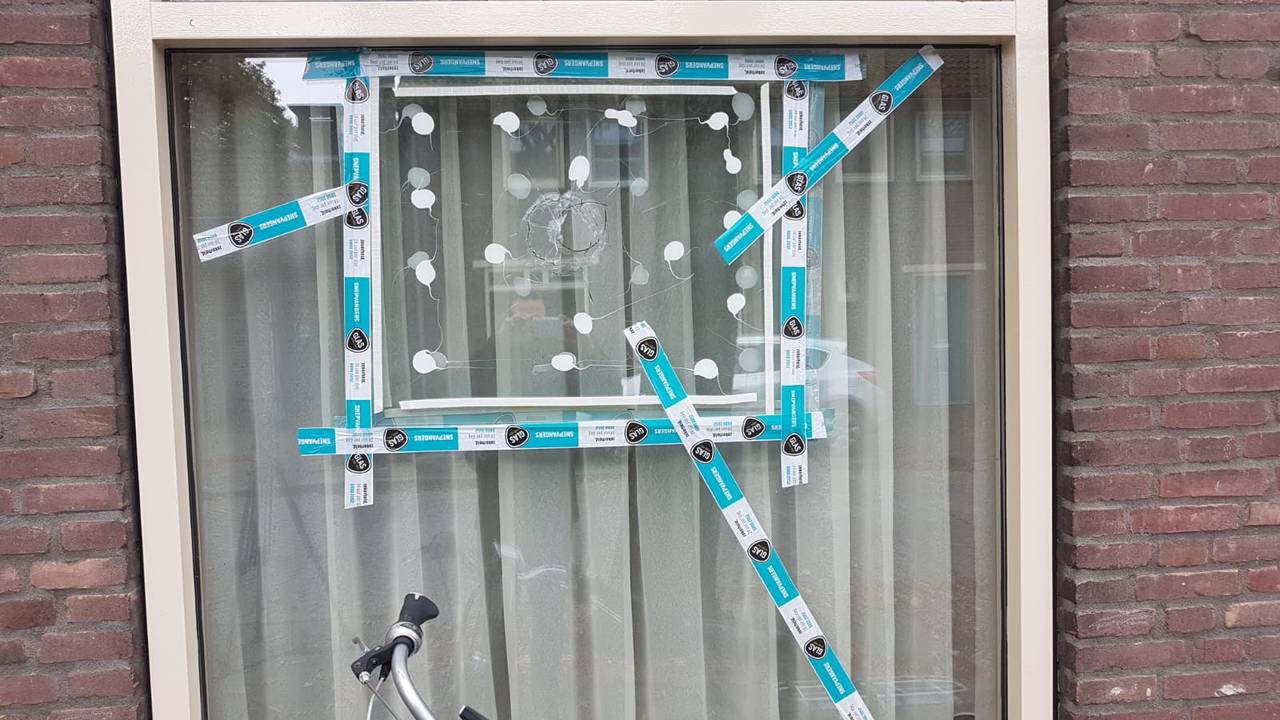 De ruit van de 77-jarige vrouw is inmiddels dichtgeplakt. (Foto: Dirk Verhoeven)