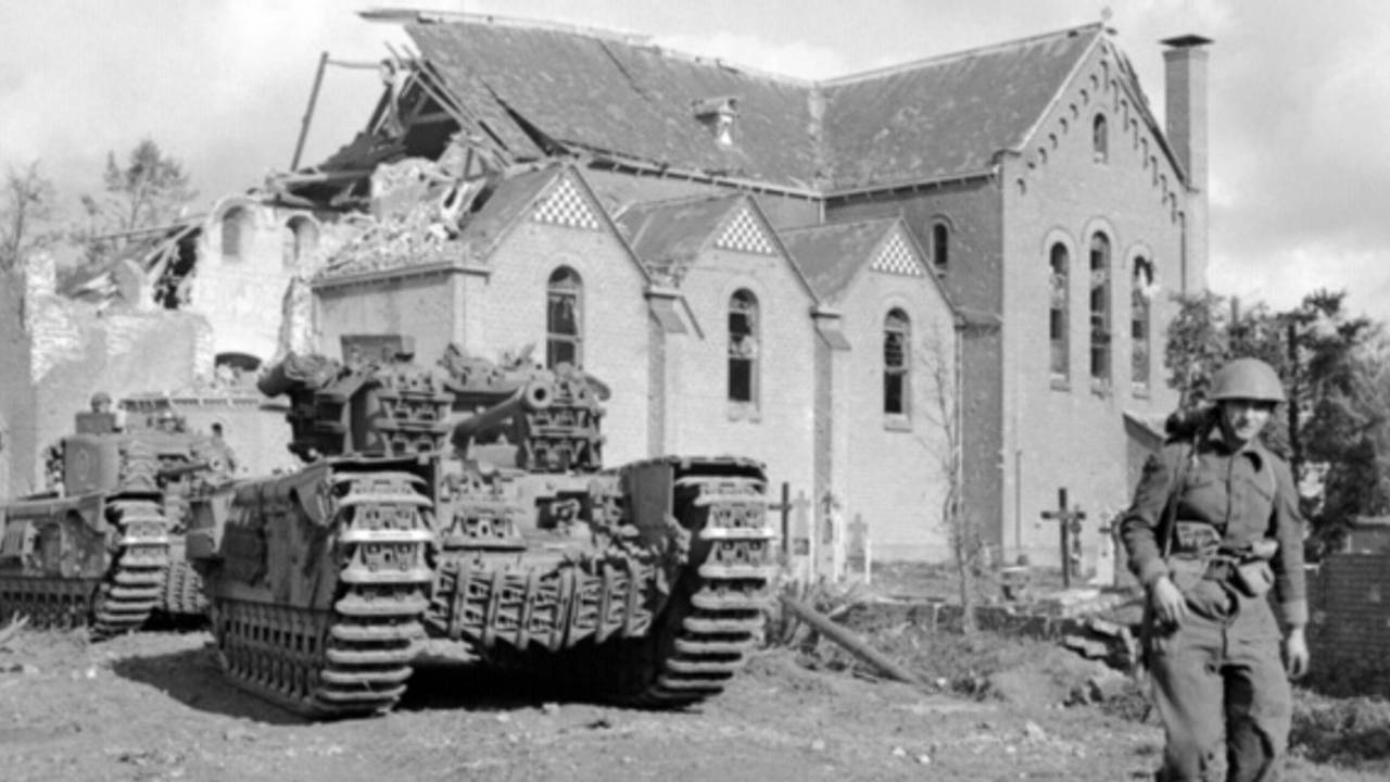 Britse troepen bij de restanten van de Theobalduskerk van Overloon (foto: archief)