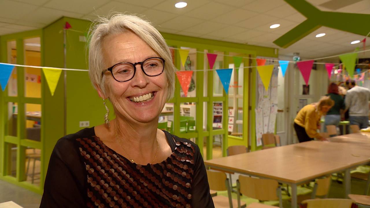 Juffrouw Lia staat 40 jaar voor de klas en daarom geeft ze een slaapfeestje voor al haar leerlingen. (Foto: Omroep Brabant)