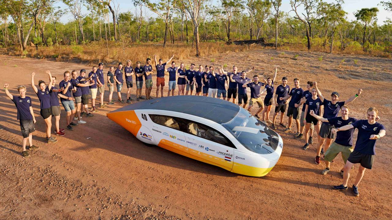 Het Solar Team Eindhoven rond de Stella Era. (Foto: Solar Team Eindhoven)