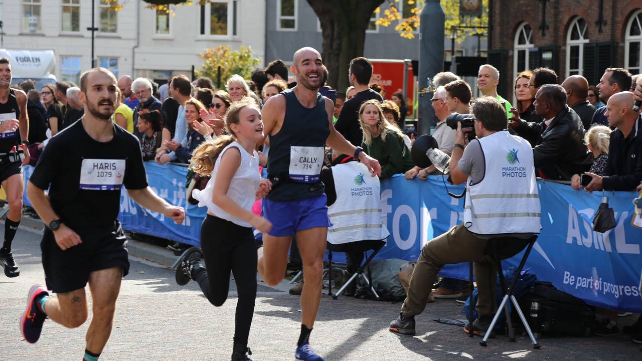 Na een aantal zware kilometers nog een sprintje naar de finish. (Foto: Lobke Kapteijns)