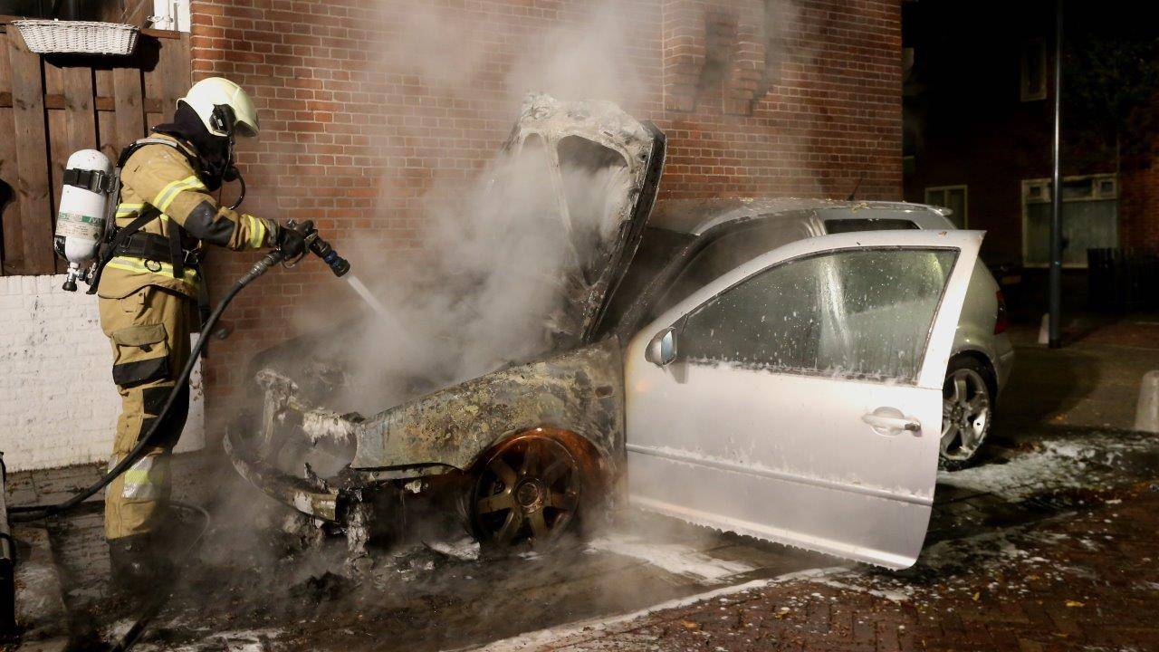 Een van de auto's die uitbrandde, was geparkeerd aan de Veldwijkstraat (foto: Bart Meesters).