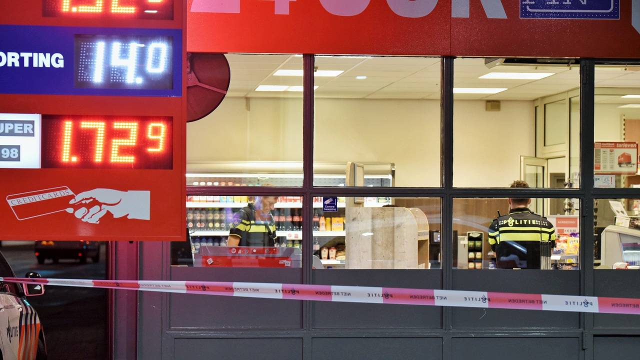 Agenten doen onderzoek na de overval in Tilburg. (Foto: Toby de Kort)