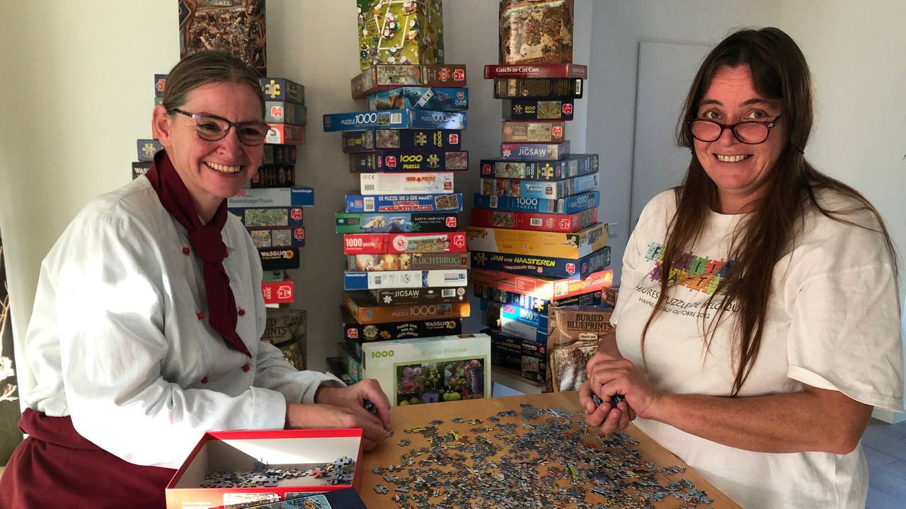 De zussen Christel (l) en Juul van Dijk puzzelen wat af (Foto: Alice van der Plas)