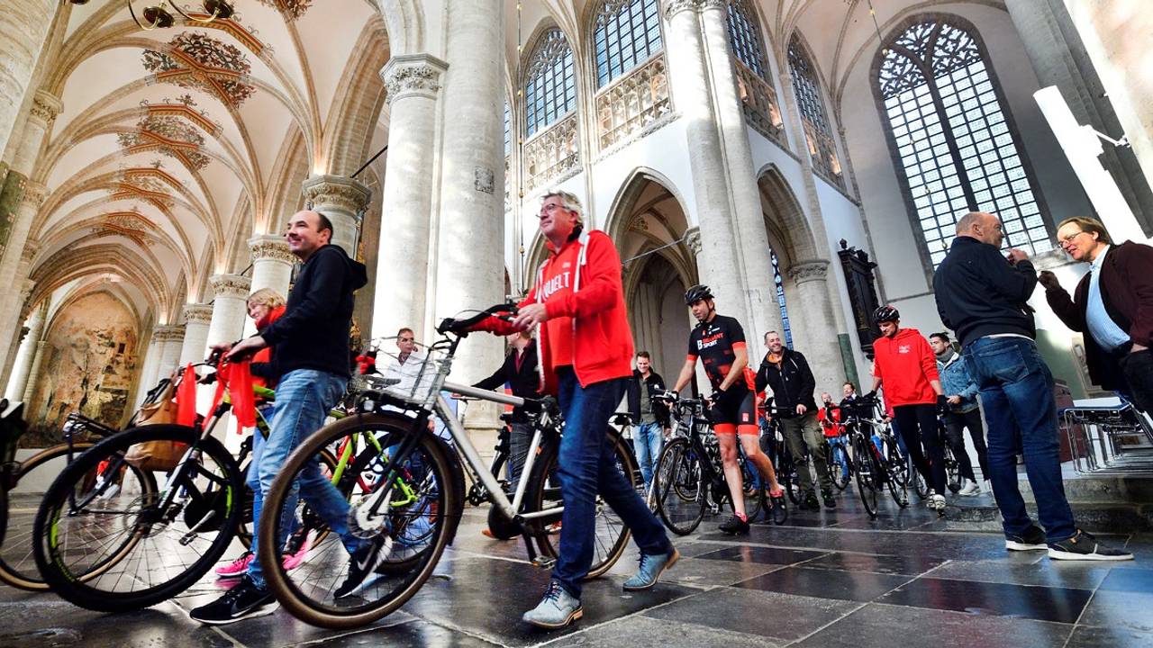 Vrijdag werd de route van de Vuelta alvast afgelegd, onder andere door de Grote Kerk. (Foto: Erald van der Aa)