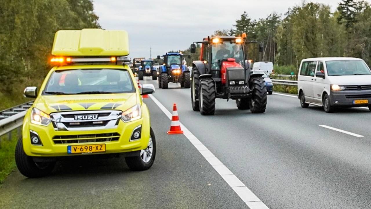 Drukte na ongeluk op A67, mede door boeren die  vanuit Den Bosch op weg naar huis zijn (foto: Dave Hendriks)