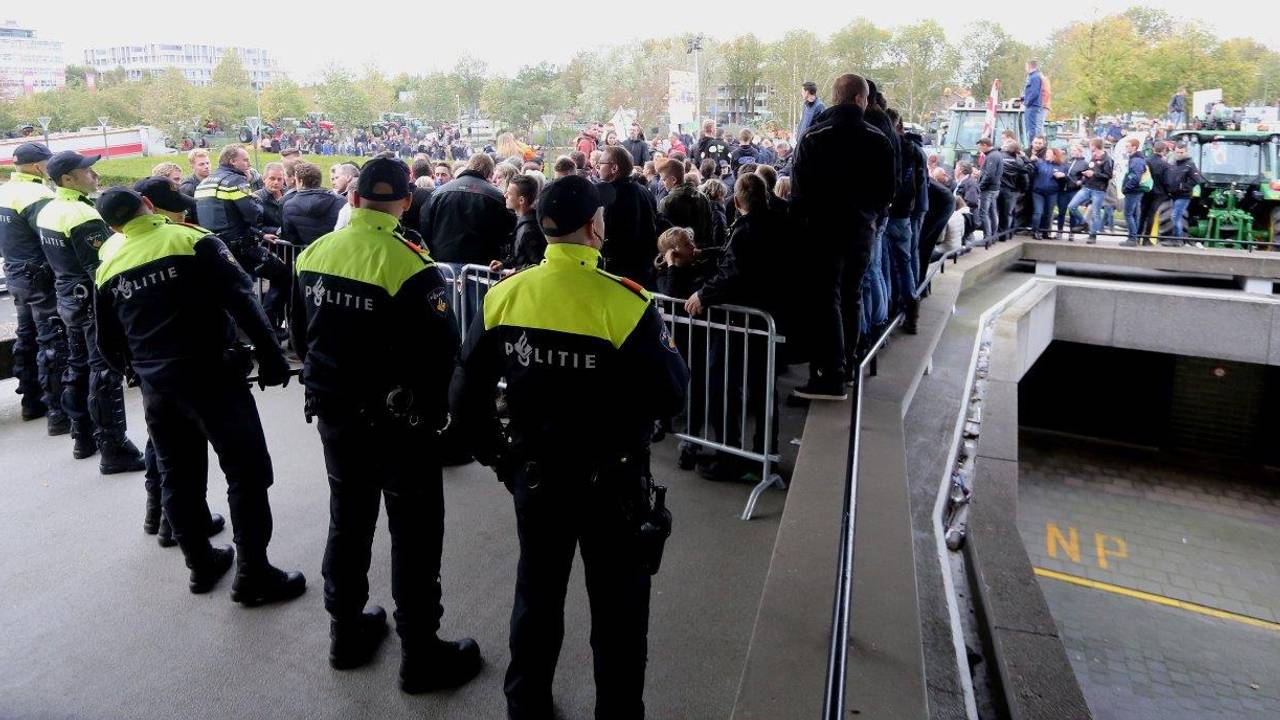 De politie bij het boerenprotest voor de hoofdingang van het provinciehuis. (Foto: Bart Meesters)