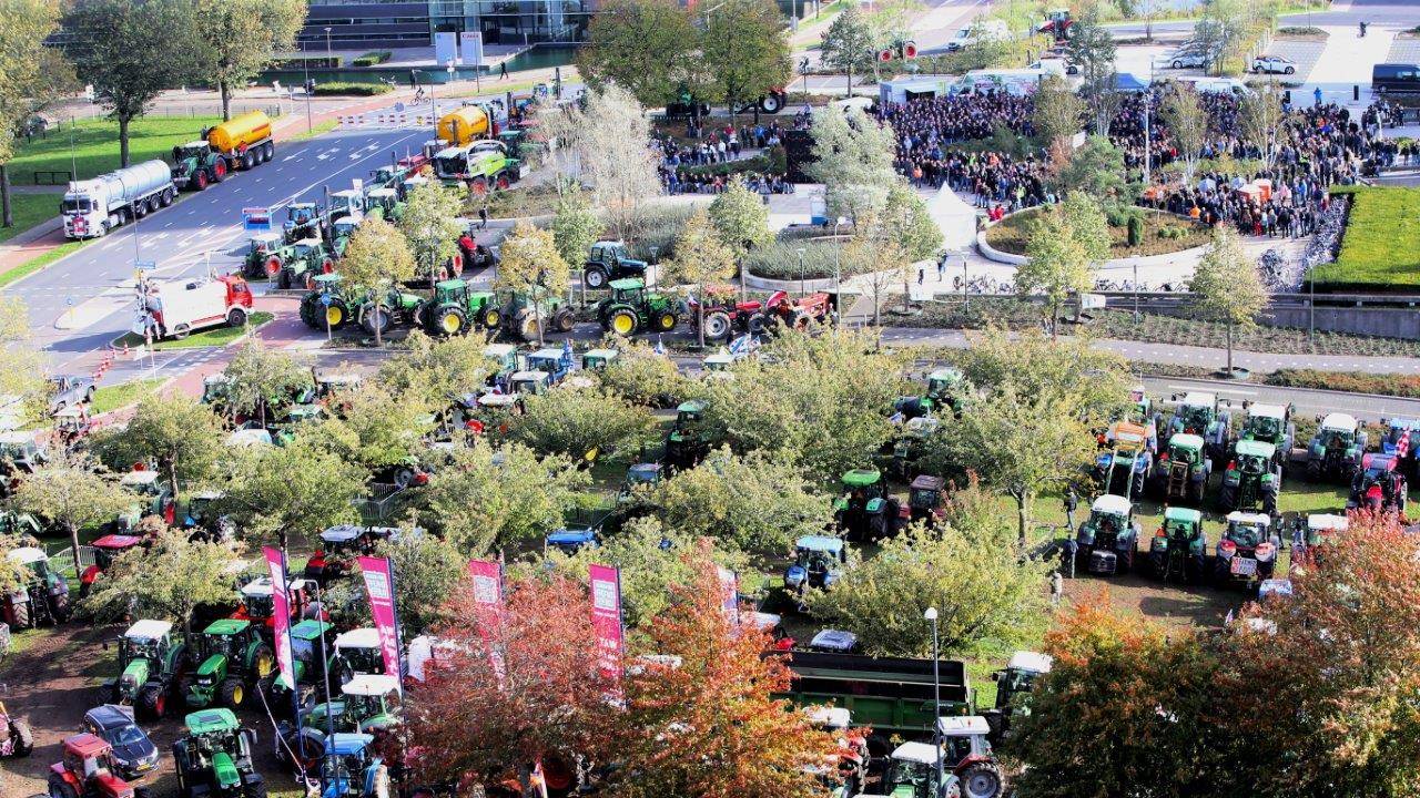 Boeren voor de hoofdingang van het provinciehuis. (Archieffoto: Bart Meesters)