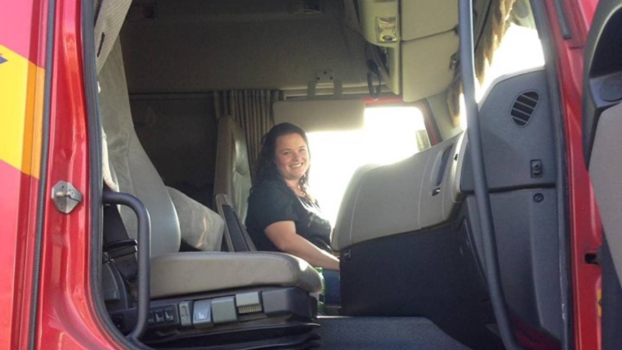 Daisy in haar vrachtwagen (foto: Frauke Wanschers).