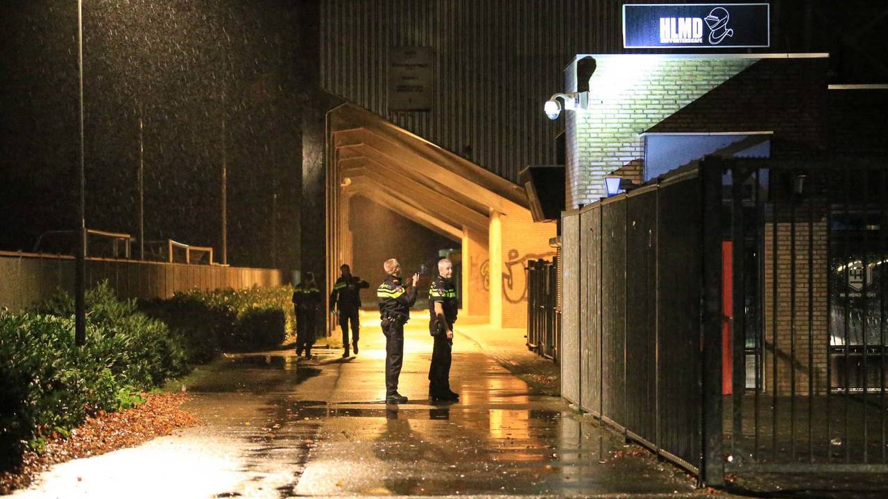 De politie doet onderzoek onder een tribune bij Helmond Sport (foto: Harrie Grijseels/SQ Vision).