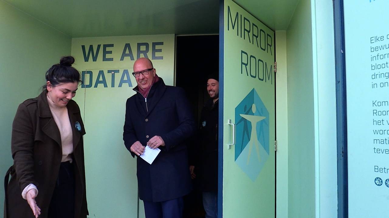 Burgemeester Mikkers komt uit de Mirror Room