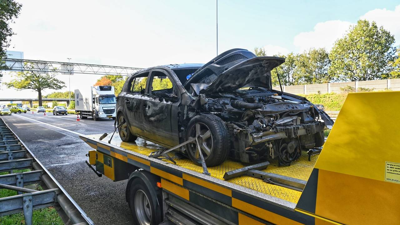 De auto vloog na de botsing in brand. (Foto: Tom van der Put/SQ Vision)