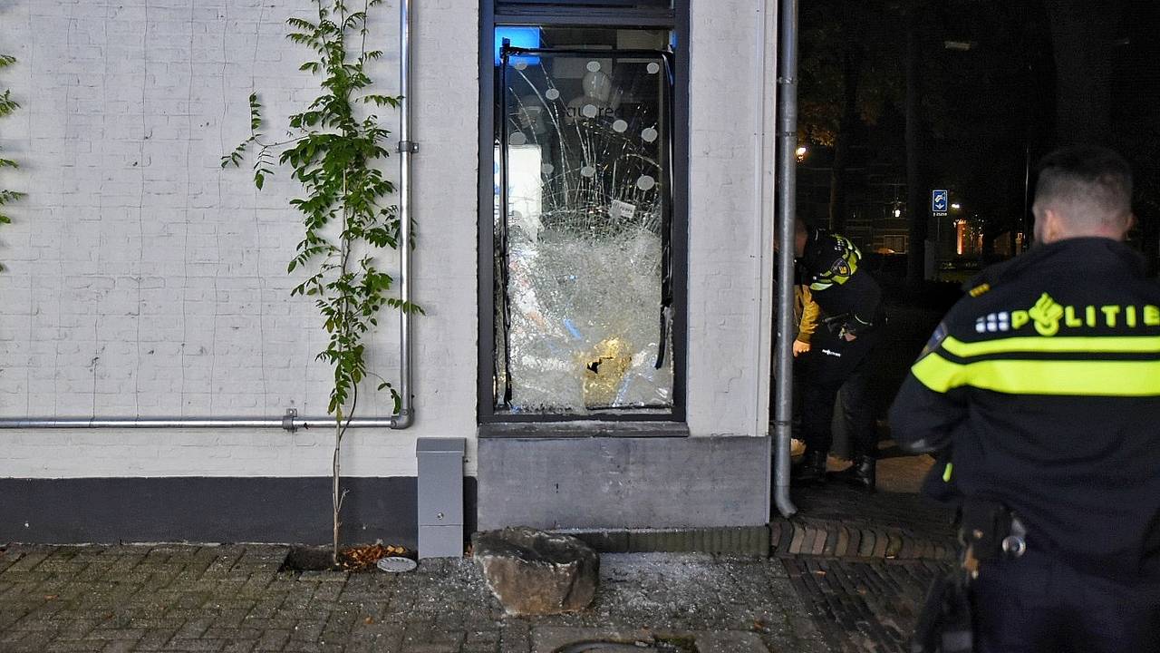 De kei waarmee de ruit werd ingegooid. (Foto: Toby de Kort/De KortMedia)