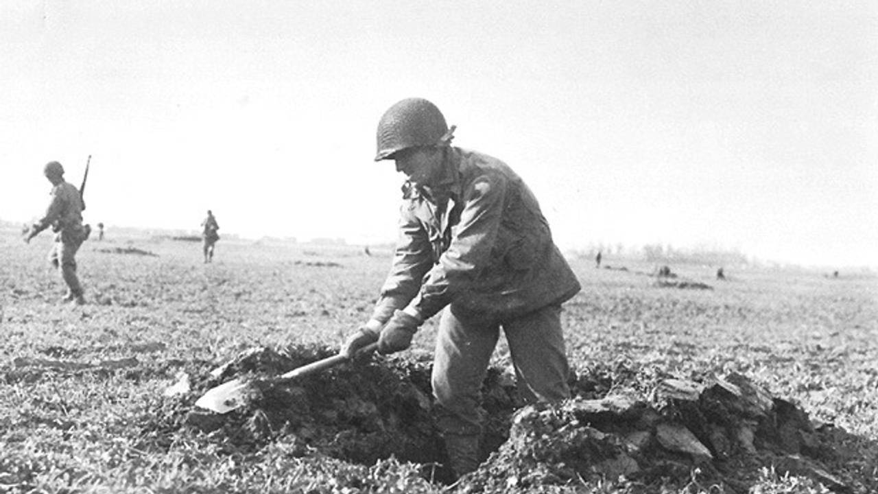 Timberwolf maakt schuttersput in de polder bij Standdaarbuiten (foto: archief NARA)