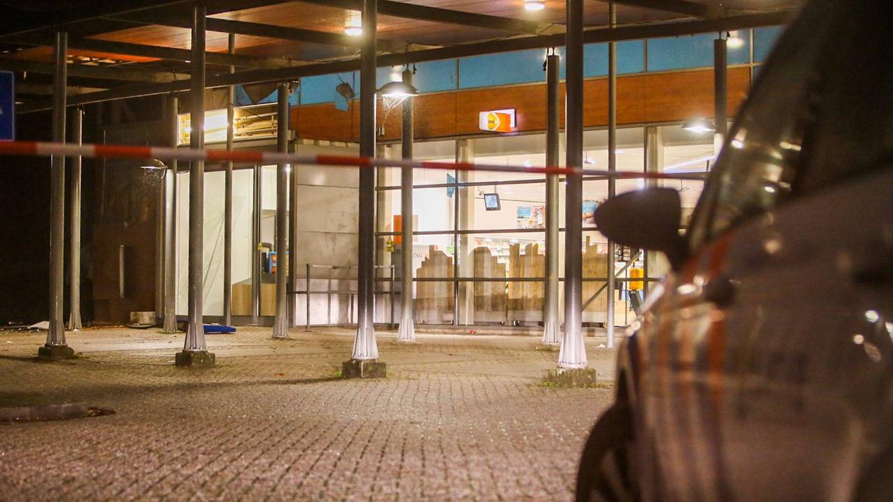 Ravage na een plofkraak in Helmond. (Foto: Pim Verkoelen)