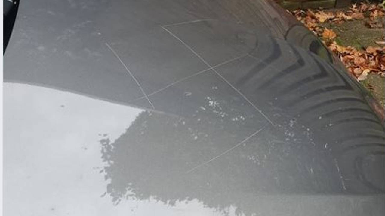 Ineens was er een hakenkruis gekrast midden op de motorkap van Eefje.