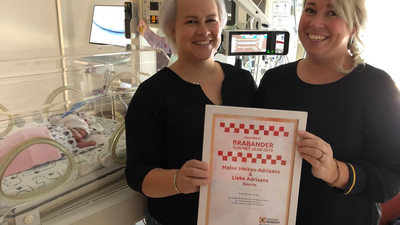 Meike en Lieke maken dekentjes voor te vroeg geboren baby's (foto: Imke van de Laar).