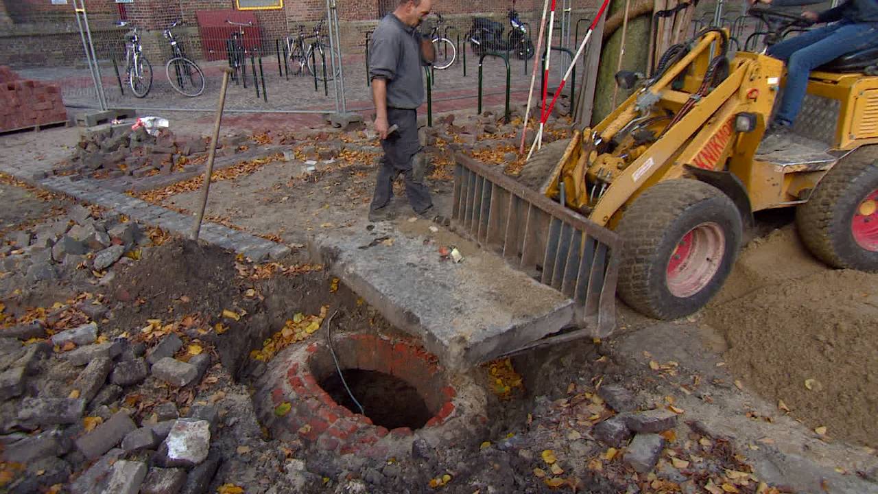 Onder de steen komt een waterput te voorschijn