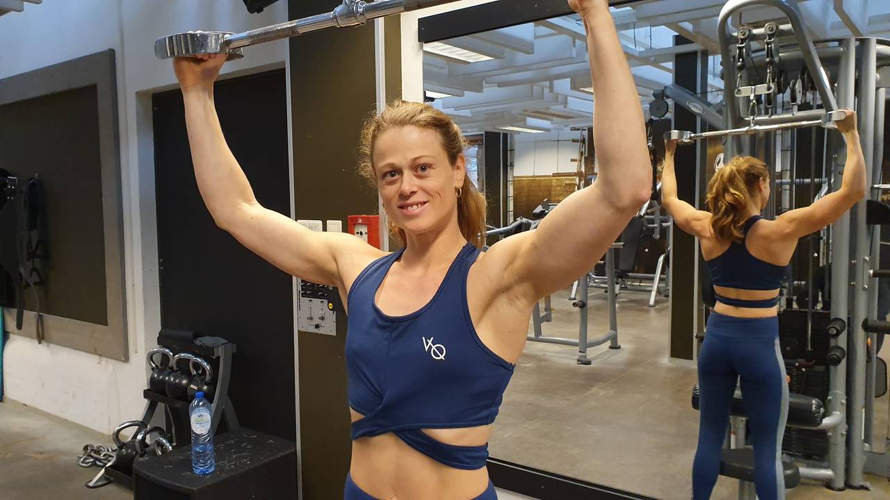 Nathalie hangt fanatiek aan de gewichten.