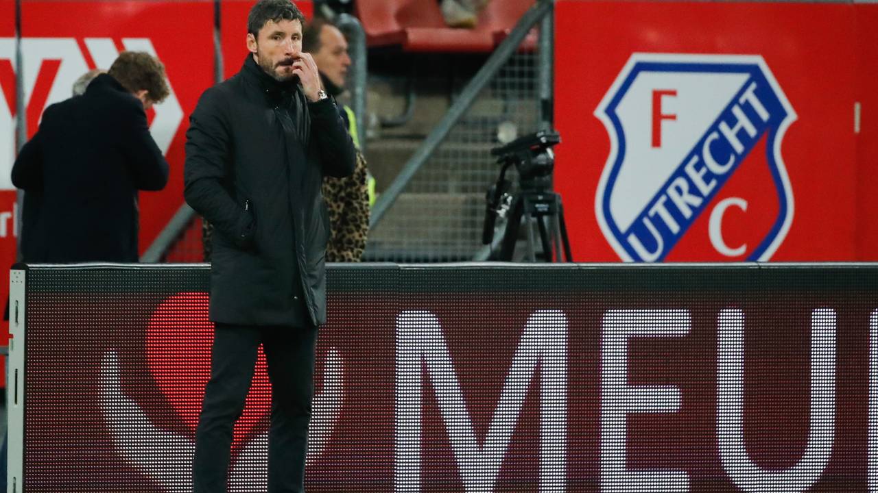 Van Bommel moet nederlaag en twee keer rood incasseren. (Foto: Hollandse Hoogte)