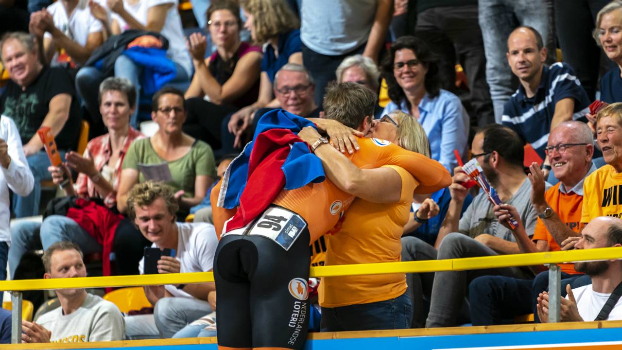 Harrie Lavreysen in extase na zijn gewonnen race. (Foto: Hollandse Hoogte)