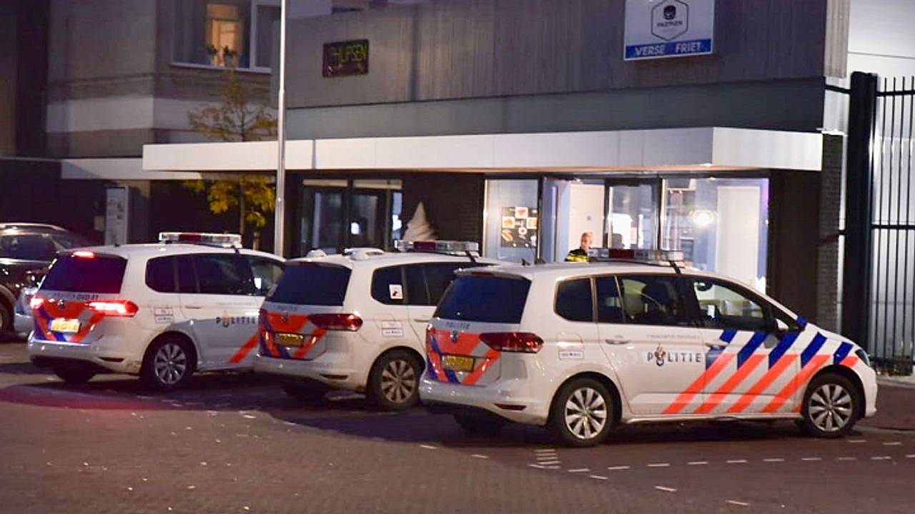 De politie zoekt in de omgeving van de Reinevaartstraat (Foto: Stuve fotografie).