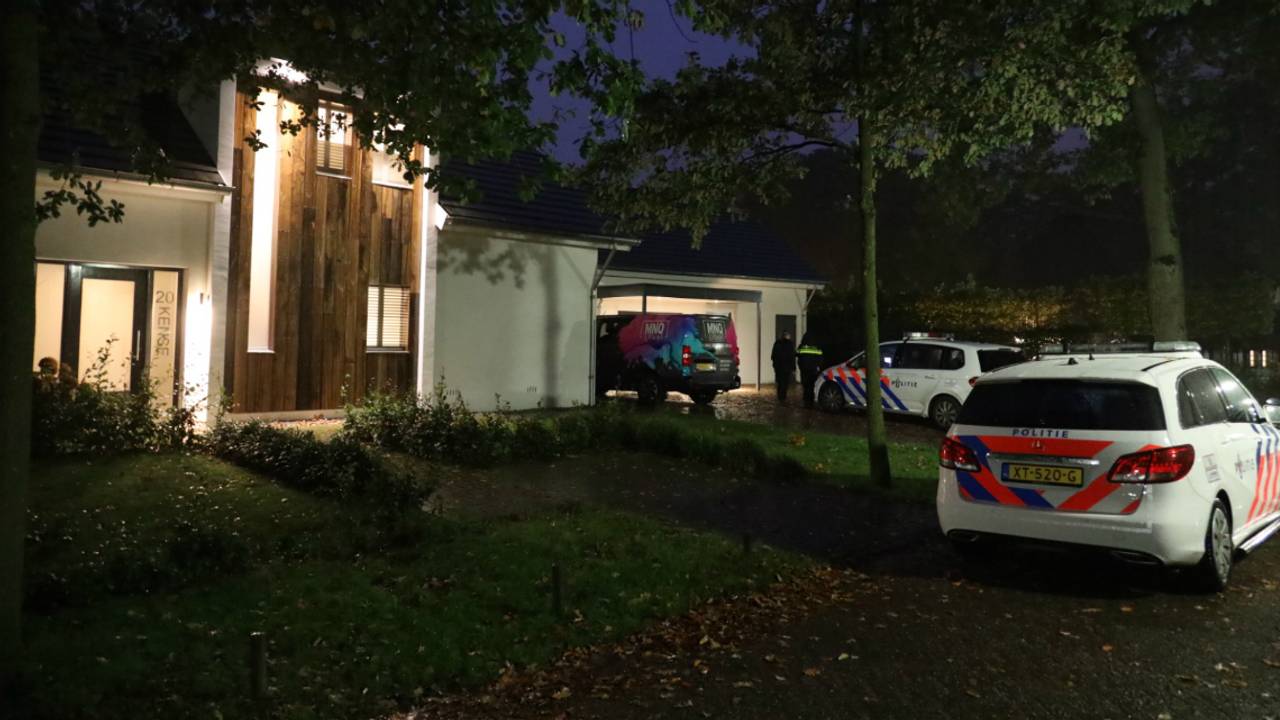 De politie doet onderzoek rond het huis in Oisterwijk waar de overval plaatsvond (foto: Erik Haverhals/FPMB).