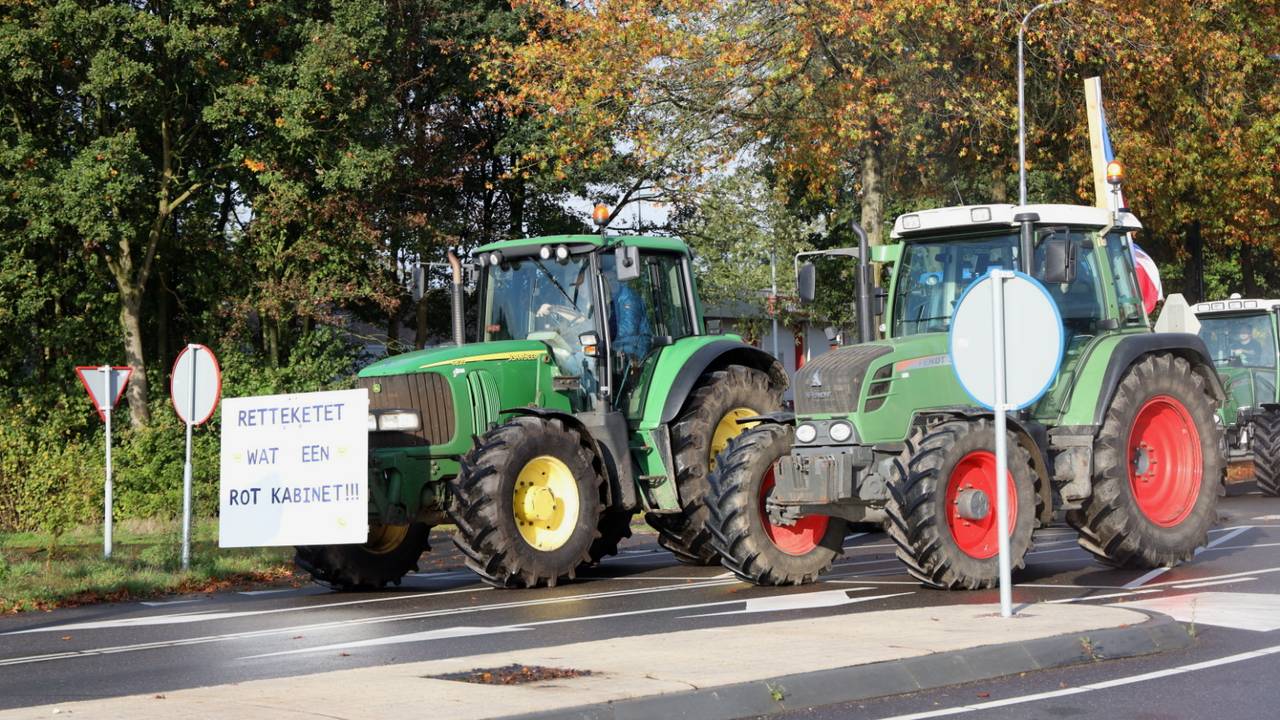 Boeren uit Schaijk vertrokken vanochtend richting het provinciehuis. (Foto: Marco van den Broek)