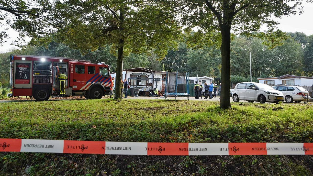 De brandweer bij het woonwagenkamp in Tilburg (foto: Toby de Kort).