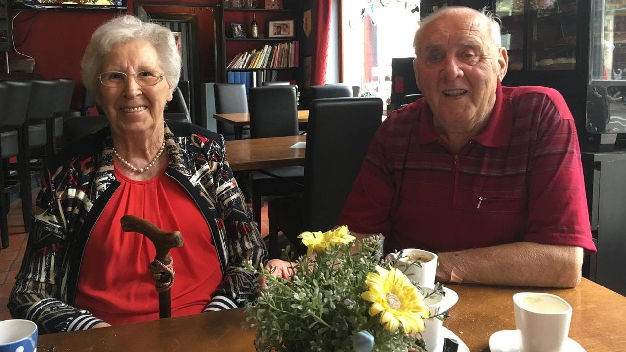Oma Stien (88) samen met haar onlangs overleden echtgenoot.