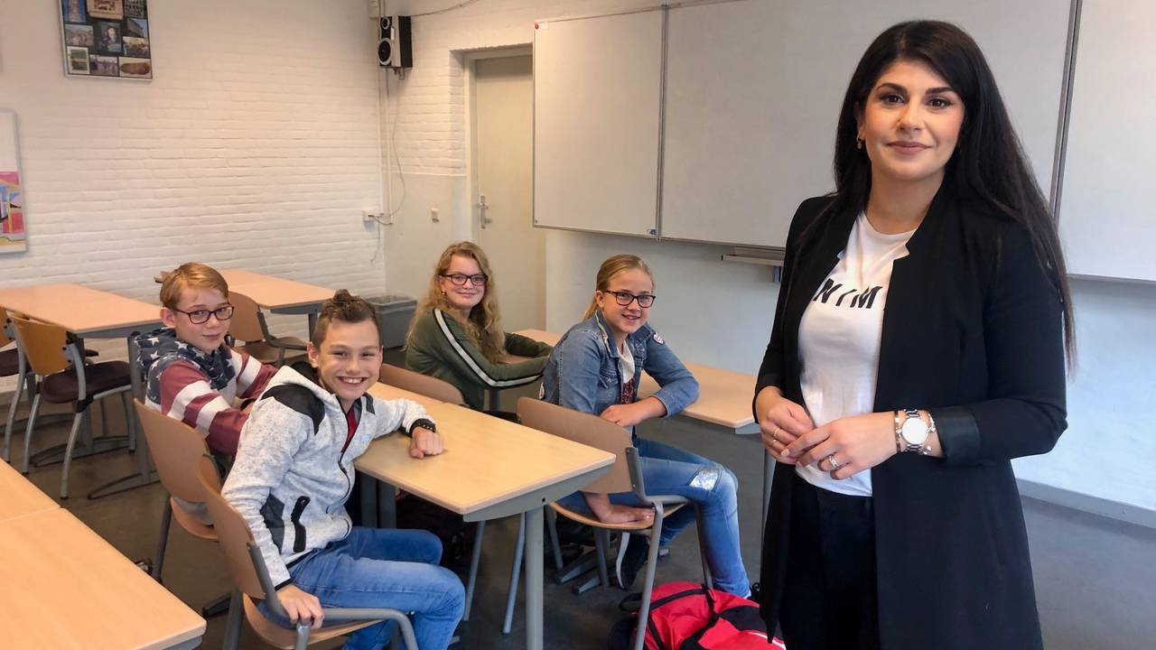 Docente Clara Issa merkt dat de kloof tussen de basisschool en het voortgezet onderwijs vaak groot is.