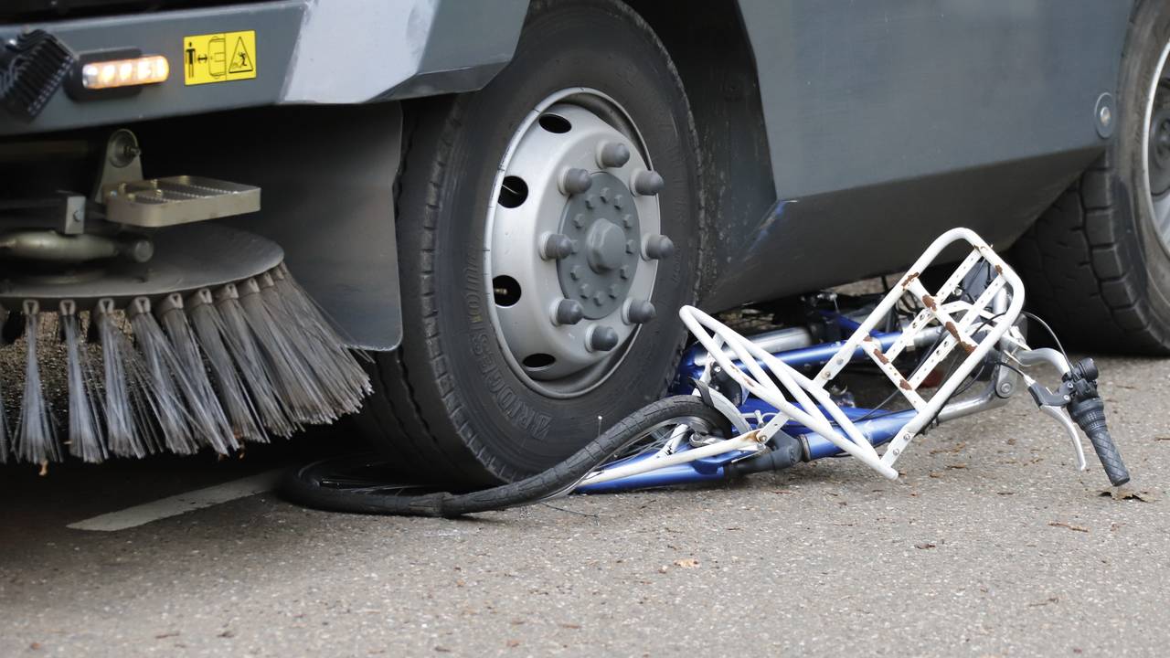 De veegwagen is vol over de fiets gereden (foto: SK-Mediai).