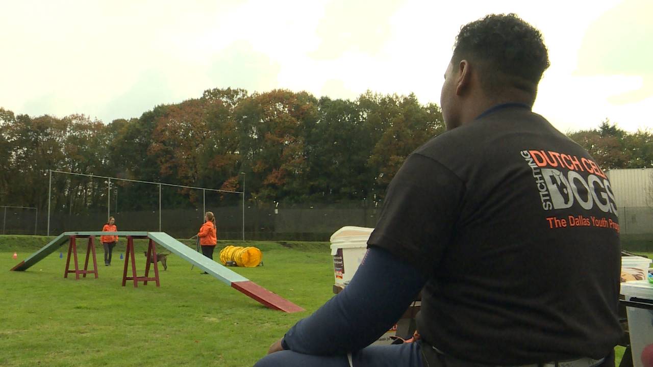 Een training van Dutch Cell Dogs in Den Hey-Acker in Breda. (foto: Raoul Cartens)