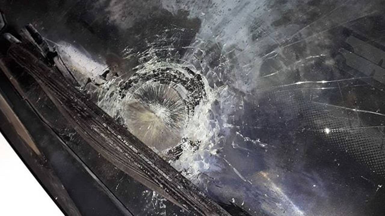 De schade aan de politieauto is aanzienlijk (foto: Instagram wijkagent Luc Dirckx).