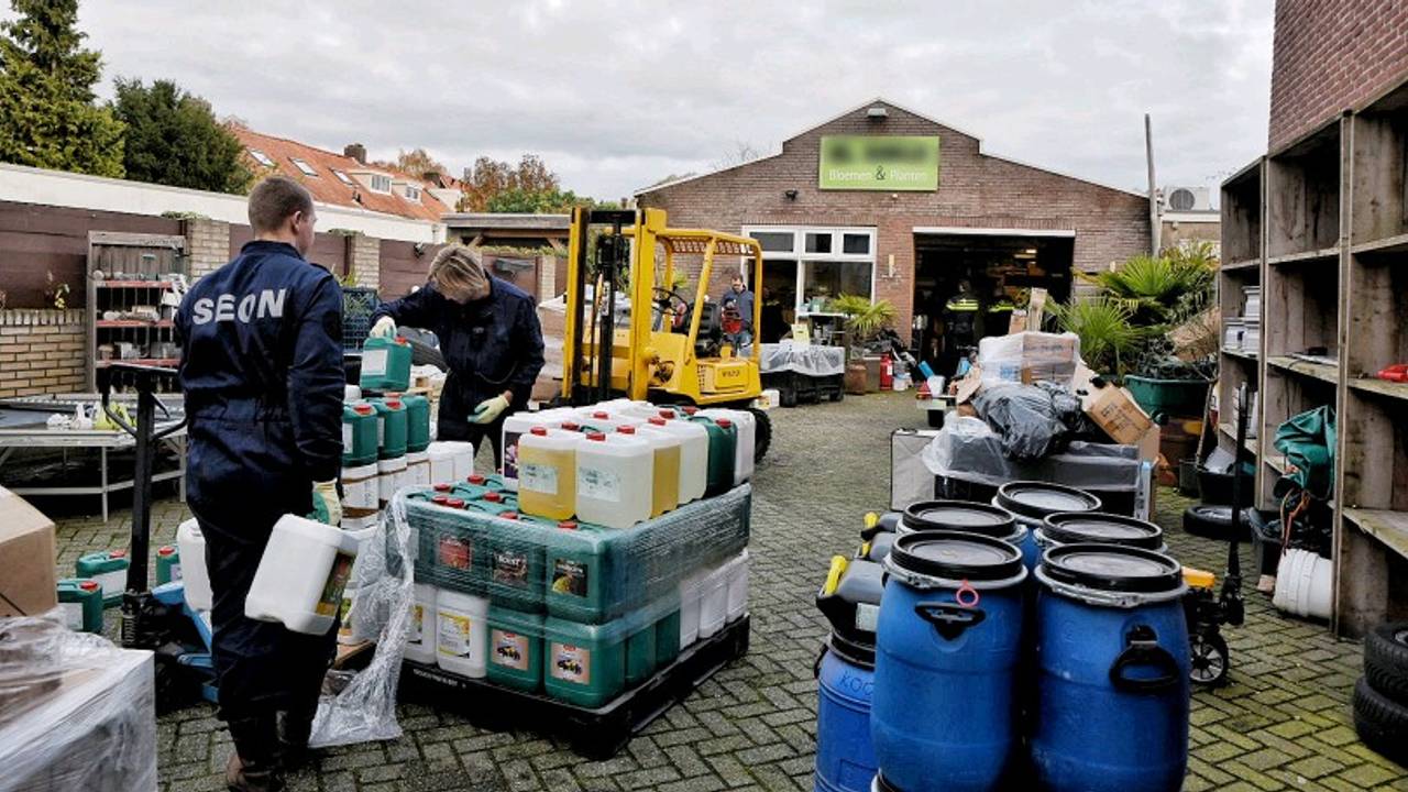 Ook bij een tuincentrum werd een inval gedaan. (Foto: Toby de Kort/De Kort Media)