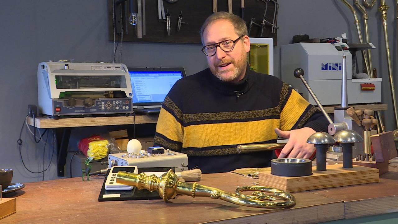 Edelsmid Johan van Bakel in zijn atelier.