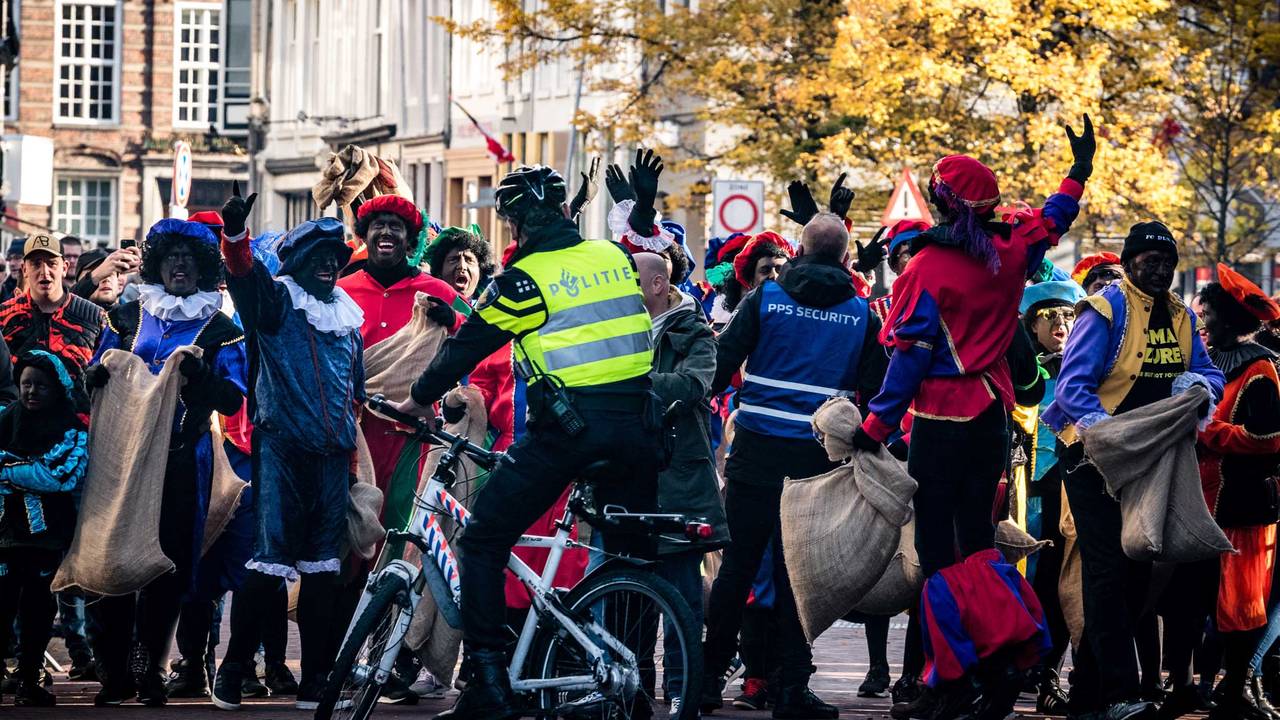 Pieten, politie en demonstranten bij intocht Den Bosch. (Foto: Rob