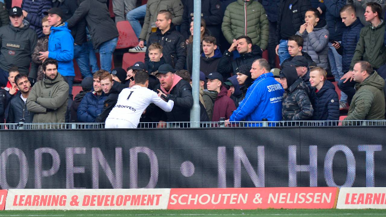 Doelman Wouter van der Steen in gesprek met de achterban van FC Den Bosch.
