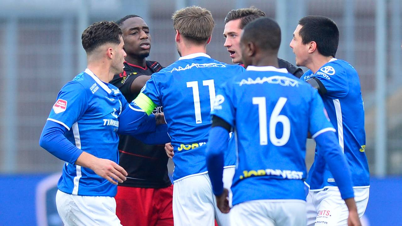 Spelers van FC Den Bosch belagen Moreira van Excelsior. (Foto: OrangePictures)
