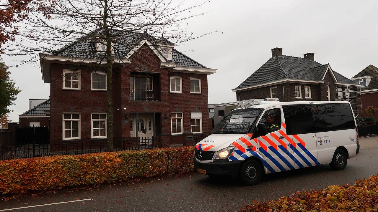 De politie zocht in twee huizen en in containers en vond weer een hoop drugs. (Foto: Gabor Heeres/SQ Vision)