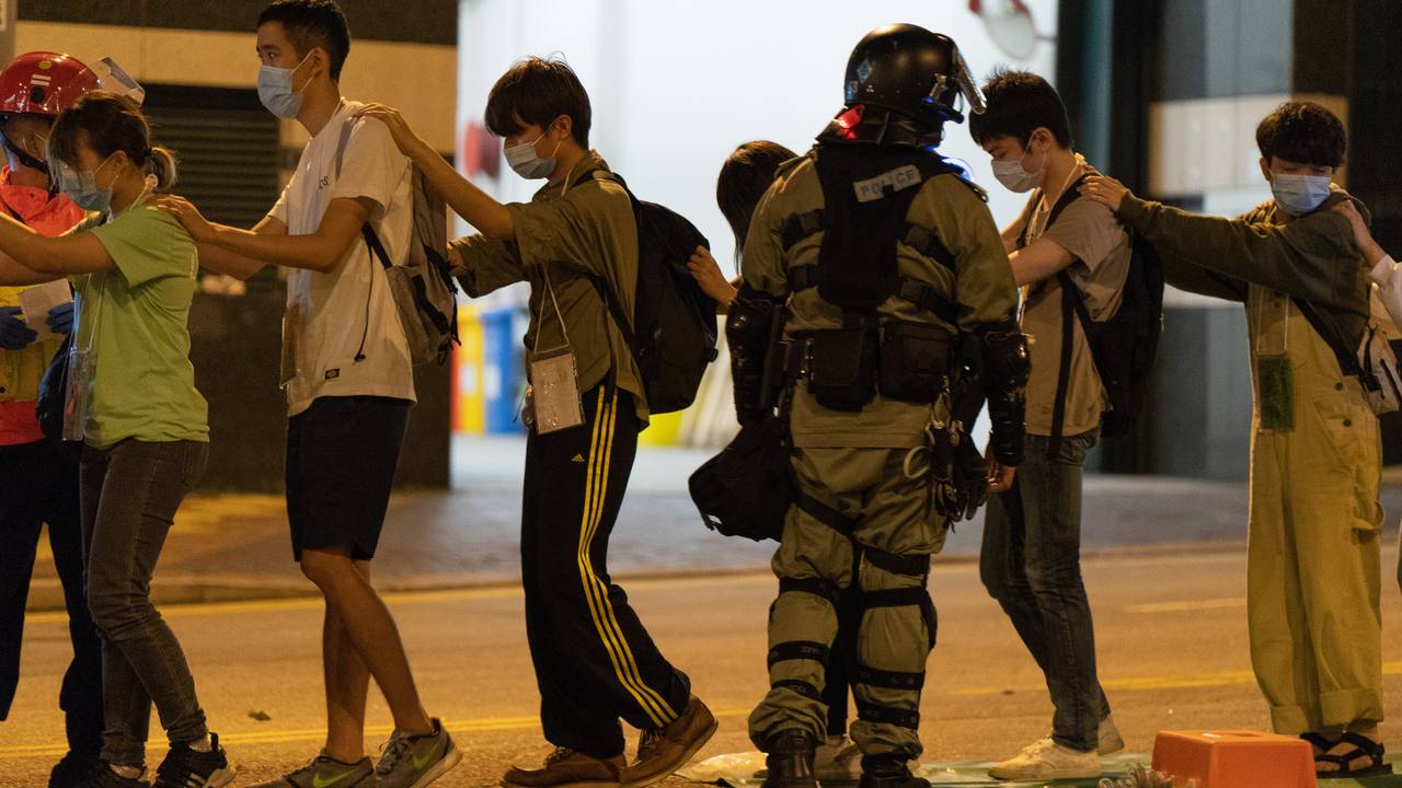Demonstrerende studenten worden vlakbij de Polytechnic Universiteit opgepakt (foto: ANP).