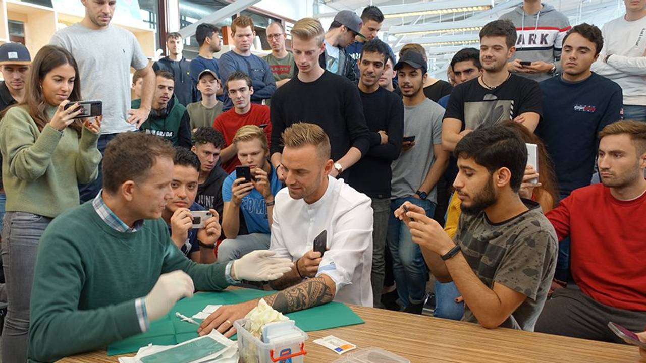 Jochem Goedhals laat een onderhuidse chip plaatsen in bijzijn van zijn studenten. Privefoto.
