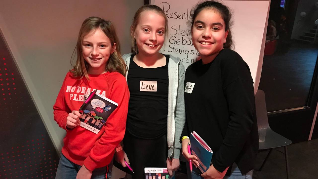 Tess, Lieve en Omnia uit Udenhout zijn enthousiast over hun 'spoedcursus' debatteren.