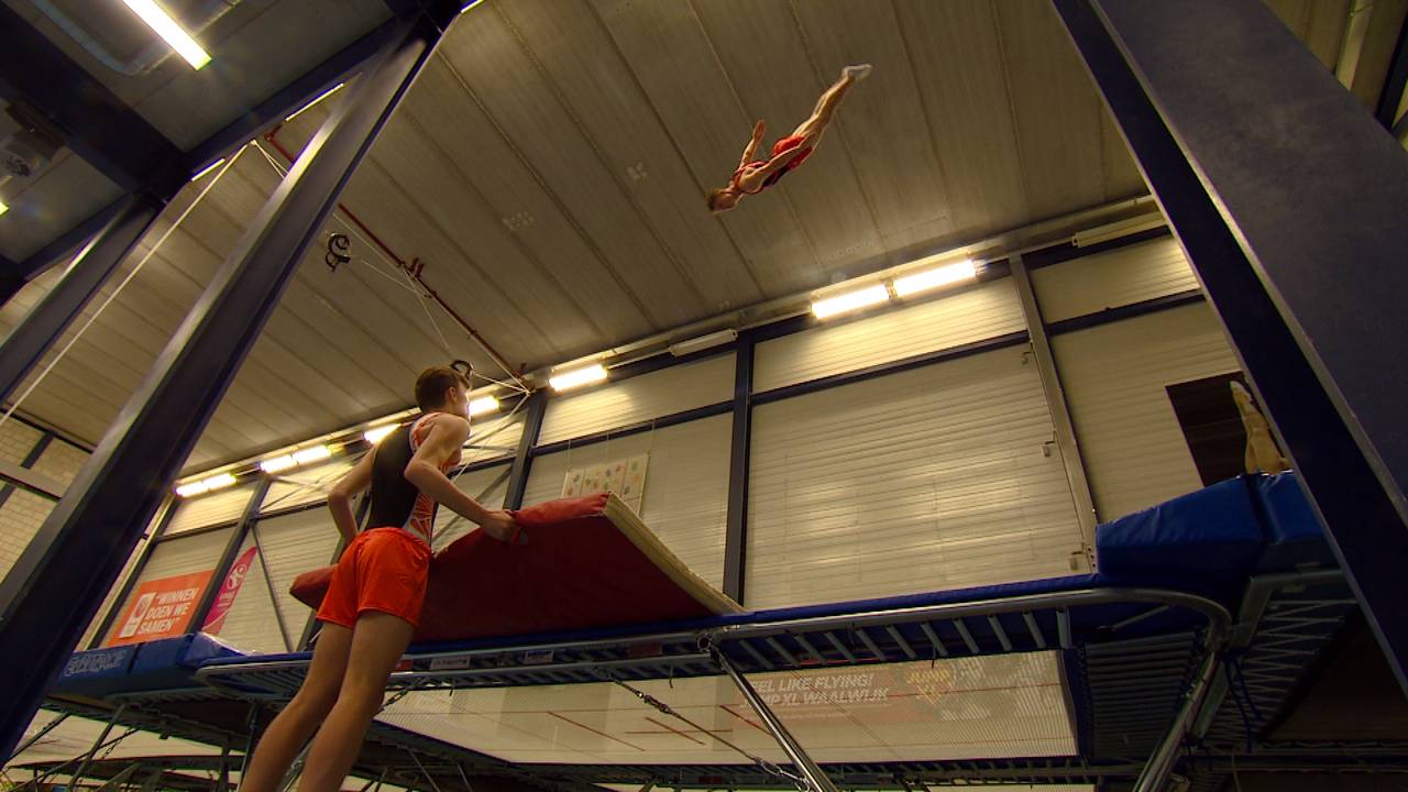 De 18-jarige Milco maakt zich op voor het WK trampolinespringen.