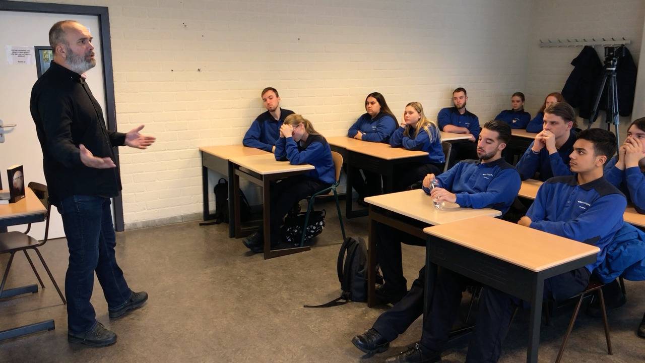 Marijn Machielsen geeft voorlichting op ROC Tilburg.