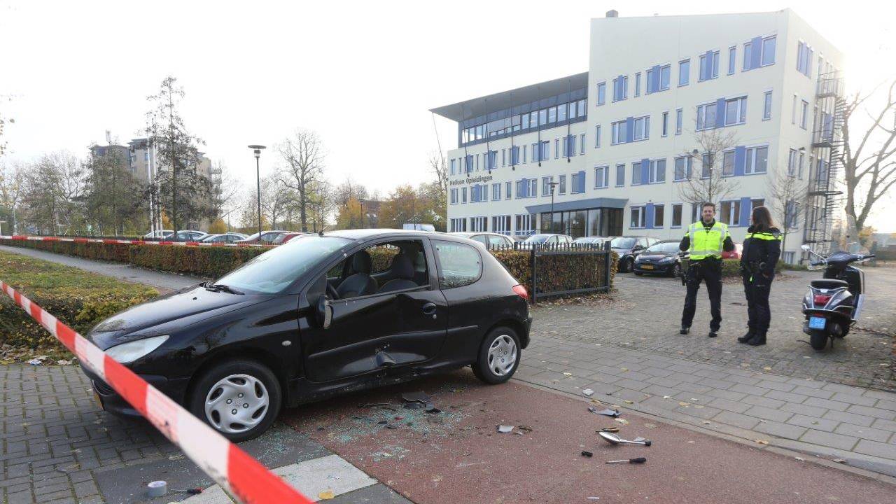 De weg werd enige tijd afgesloten vanwege het ongeluk. (Foto: Bart Meesters / Meesters Multi Media)