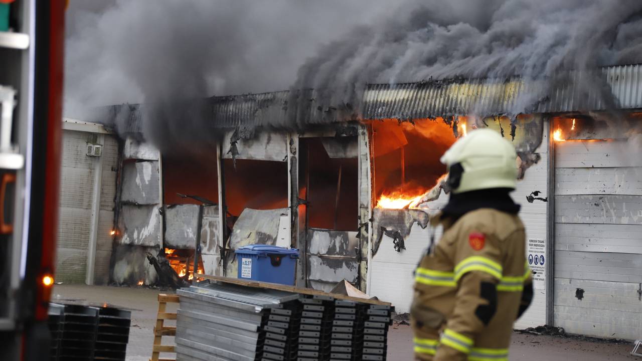 De loods in Oeffelt gaat in vlammen op. (Foto: SK-Media)