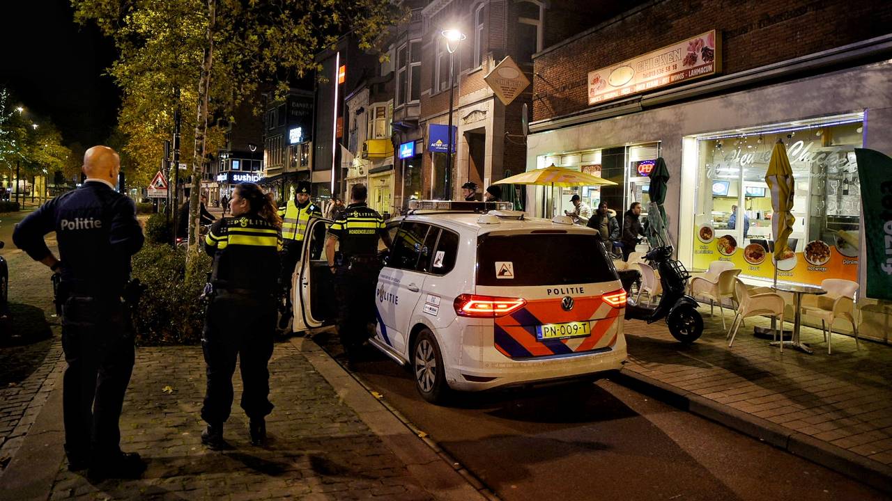 De politie kon snel na de overval twee verdachten aanhouden in een zaak waar ze zaten te eten. (Foto: Toby de Kort)