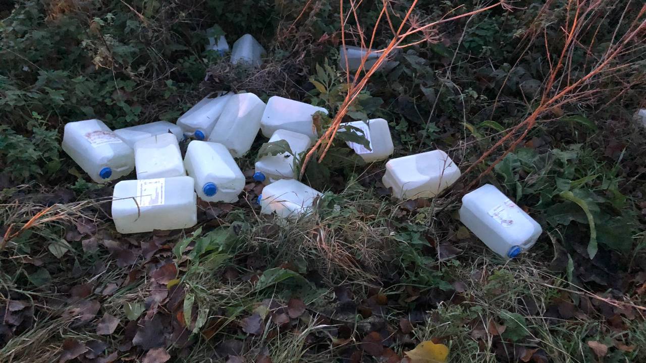 Een boswachter vond de vaten en jerrycans in Woensdrecht (foto: Twitter Erik de Jonge).